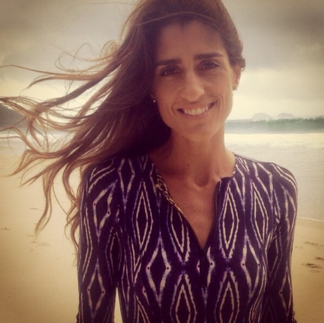 Cynthia Howlett arranca elogios pela boa forma, aos 38 anos, ao posar de biquíni para marca de moda praia