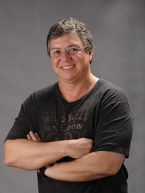 Boninho, diretor da Globo conhecido pelo gênio forte, mudou da água para o vinho e virou zen. Entenda