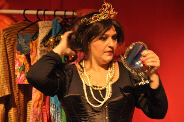 Simone Kalil: autora e estrela do monólogo Simone Kalil: autora e estrela do monólogo