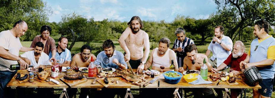 Asado (2001), do argentino Marcos López: versão burlesca para o clássico afresco religioso A Última Ceia, de Leonardo da Vinci Asado (2001), do argentino Marcos López: versão burlesca para o clássico afresco religioso A Última Ceia, de Leonardo da Vinci
