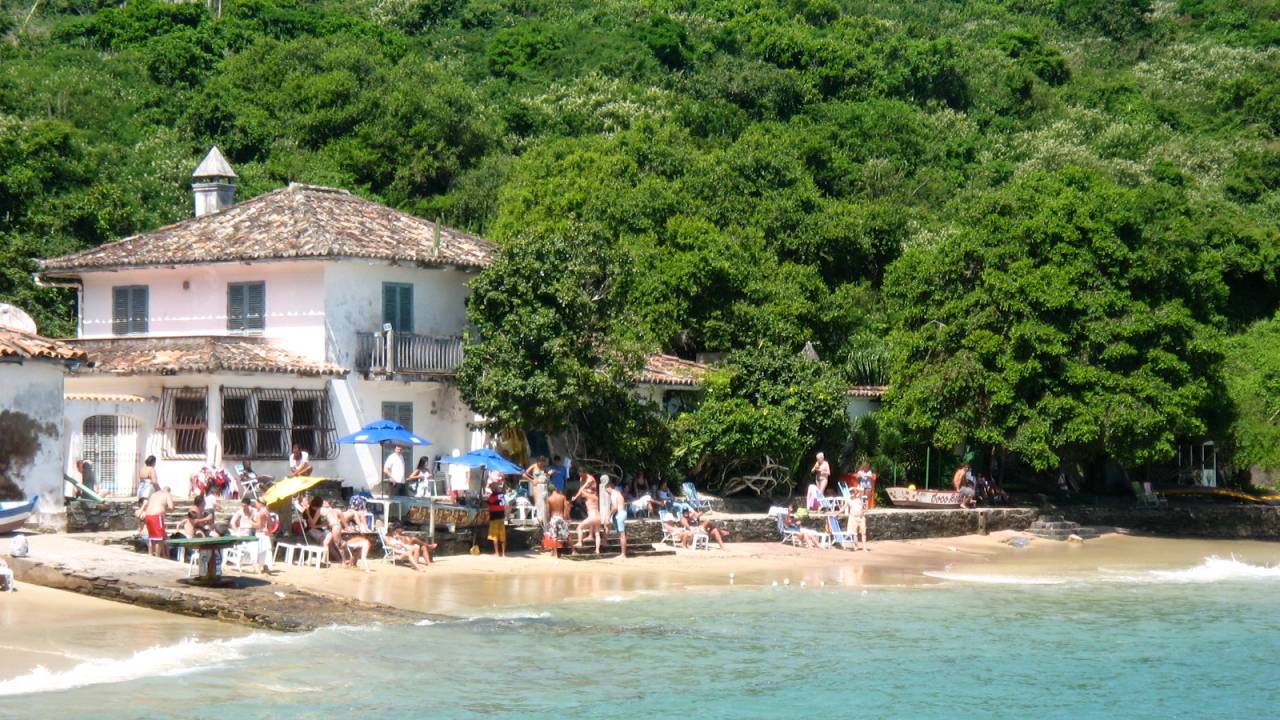 A imagem mostra uma praia da cidade de Armação dos Búzios