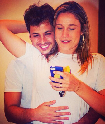 Fernanda Gentil e o marido, Matheus Braga, passam trote na sogra, mãe de Fernanda: “a bolsa estourou!”