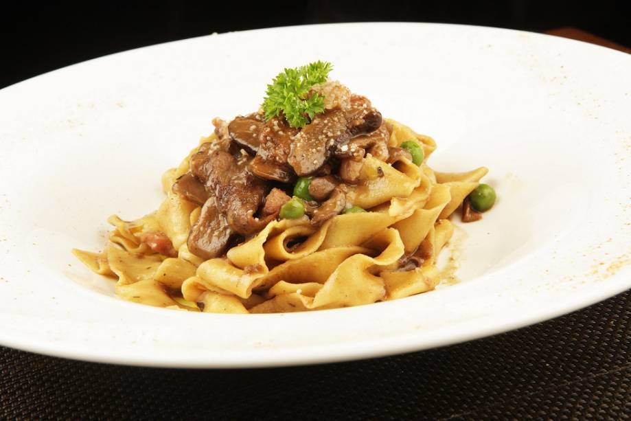 Fettuccine alla norcina: sabor do campo Fettuccine alla norcina: sabor do campo