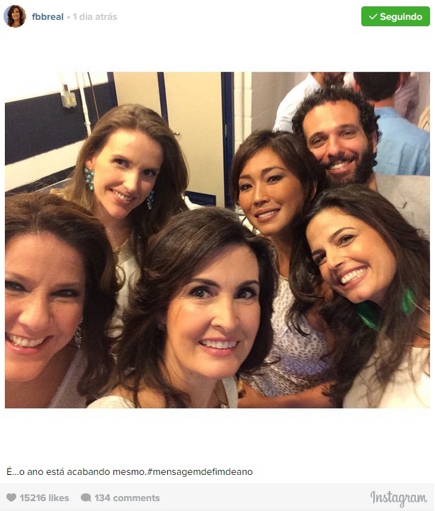 Famosos se divertem e comemoram aniversário de William Bonner nos bastidores da gravação da vinheta de fim de ano da Globo