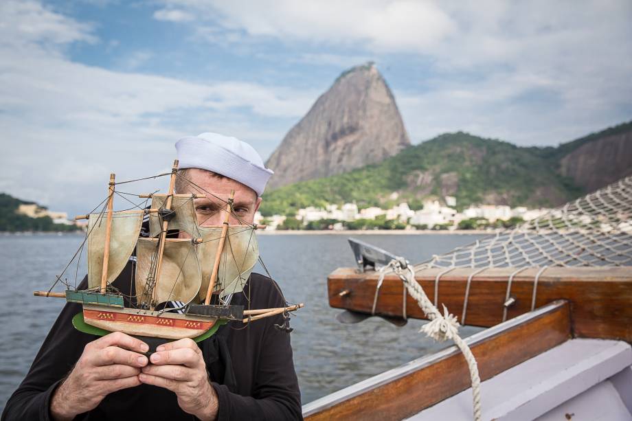 Luis Salem em Bom-Crioulo: monólogo é encenado sobre uma escuna em movimento na Baía de Guanabara