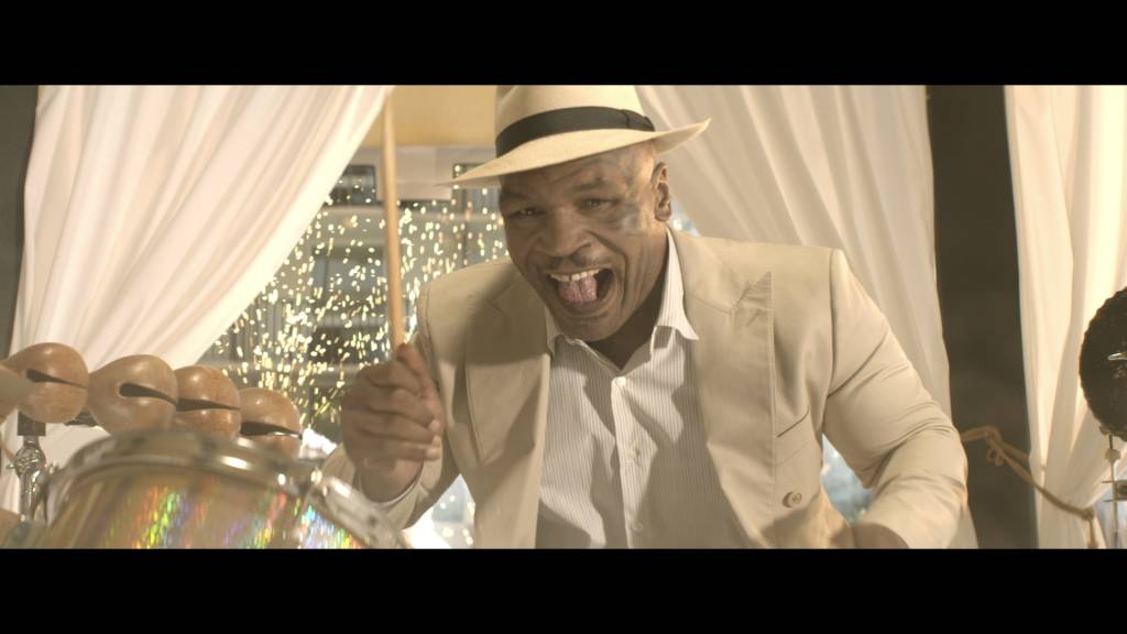 Paolla Oliveira grava comercial com Mike Tyson em Las Vegas