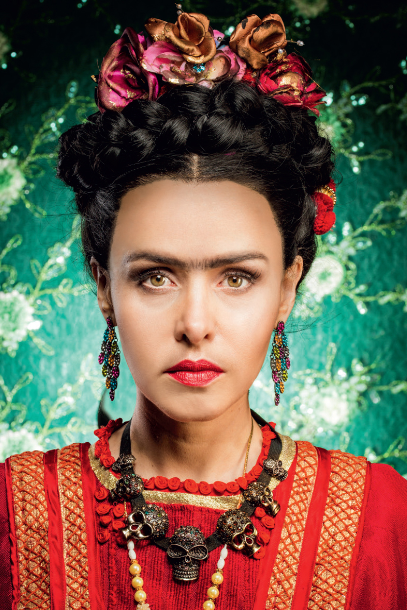 Leona Cavalli interpreta a artista Frida Kahlo no teatro, com direito a monocelha