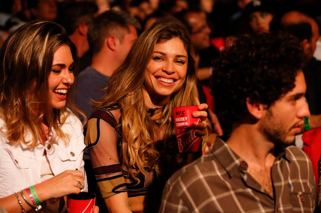 Grazi Massafera evita cruzar com Cauã Reymond e com o ex-affair Flavio Canto no UFC 190