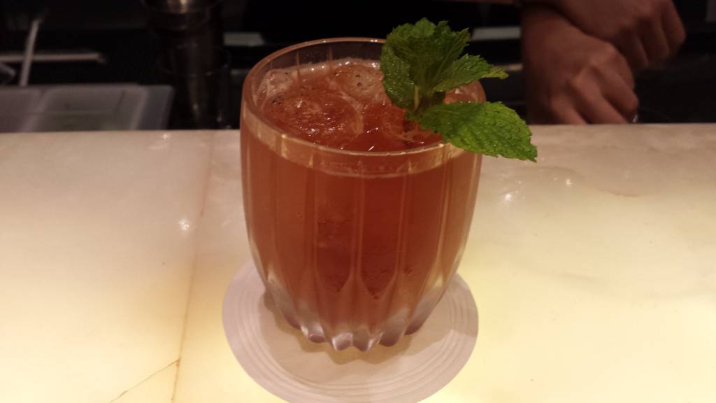 Tem mulher no Copa! Jessica Sanchez assume os bares do Copacabana Palace