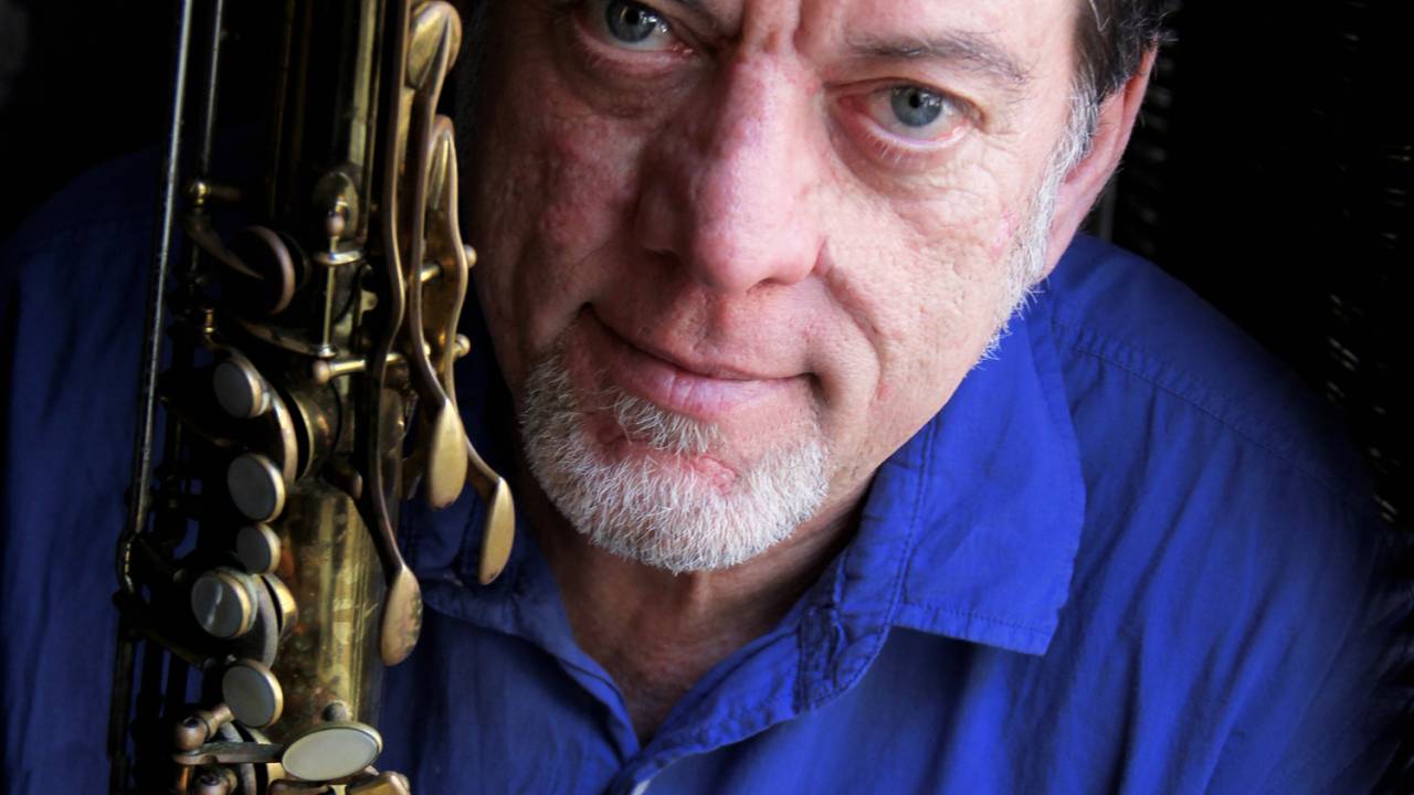 Leo Gandelman posa com saxofone