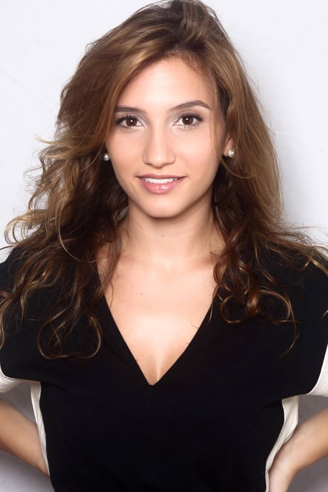 Lorena Comparato estreia nova série e fala sobre feminismo: “Virou tabu. Hoje, é sinônimo de suvaco cabeludo”