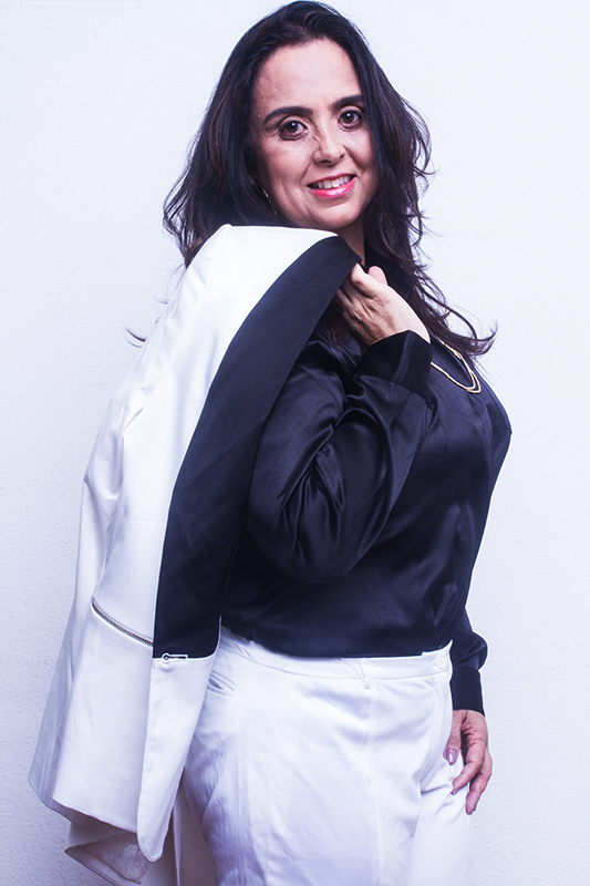 Estilista de sapatos sob medida, queridinha de famosas como Xuxa e Juliana Paes, abre ateliê no Rio