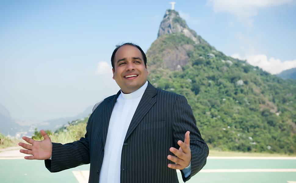 Após ser barrado no Cristo, Padre Omar recebe as chaves do santuário