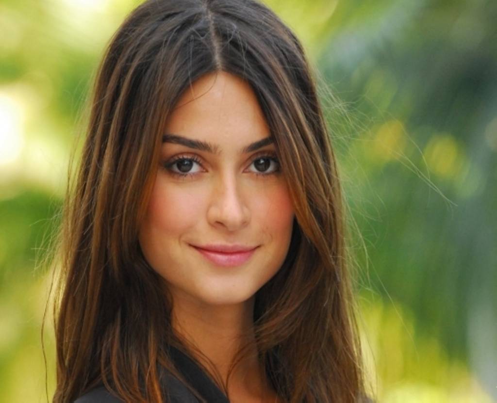 Thaila Ayala assusta fãs ao postar foto sentada em parapeito de janela, com taça de bebida ao lado