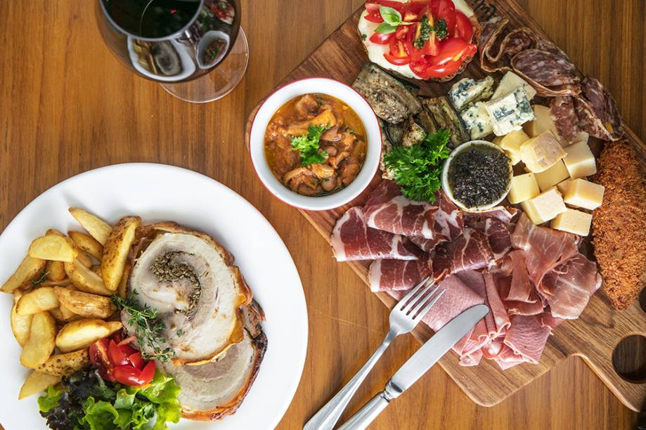 Bruschettas de tomate, mussarela e pesto, fettuccine alla norcina, antipasto all’italiana, lasanha à bolonhesa e porchetta