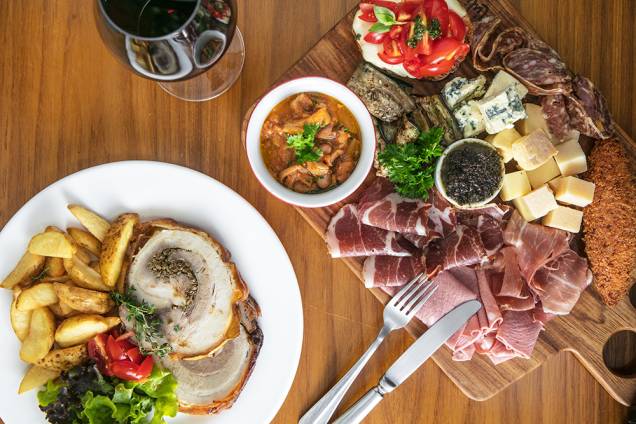Bruschettas de tomate, mussarela e pesto, fettuccine alla norcina, antipasto all’italiana, lasanha à bolonhesa e porchetta Bruschettas de tomate, mussarela e pesto, fettuccine alla norcina, antipasto all’italiana, lasanha à bolonhesa e porchetta