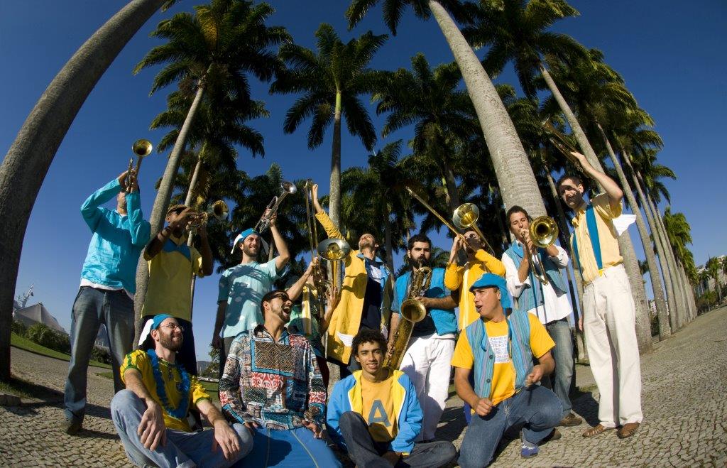 Orquestra Voadora invade o Circo Voador