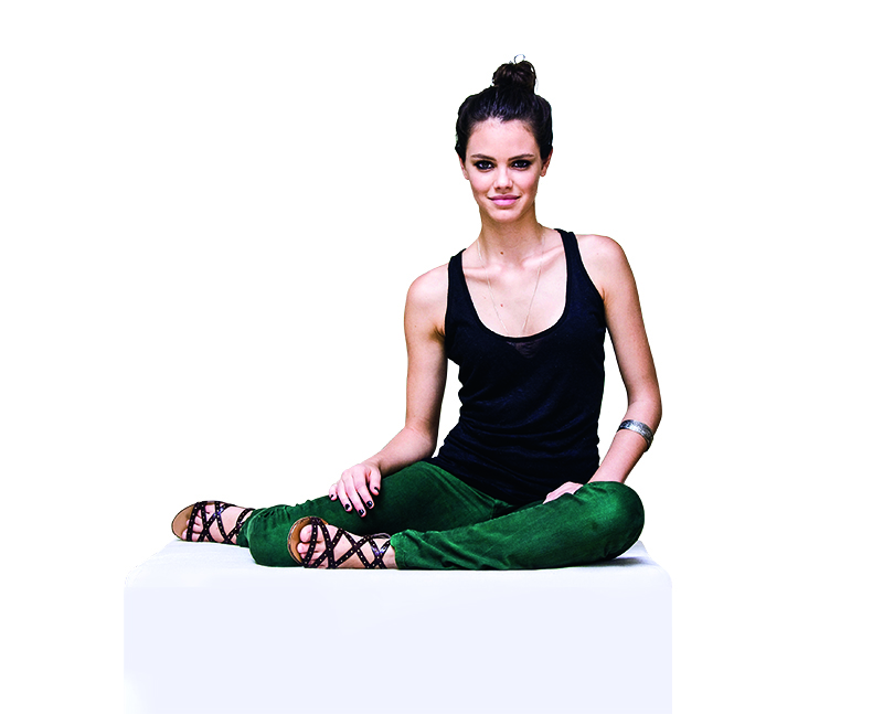 Cineasta Pedro Almodóvar se encanta por duas brasileiras em festa