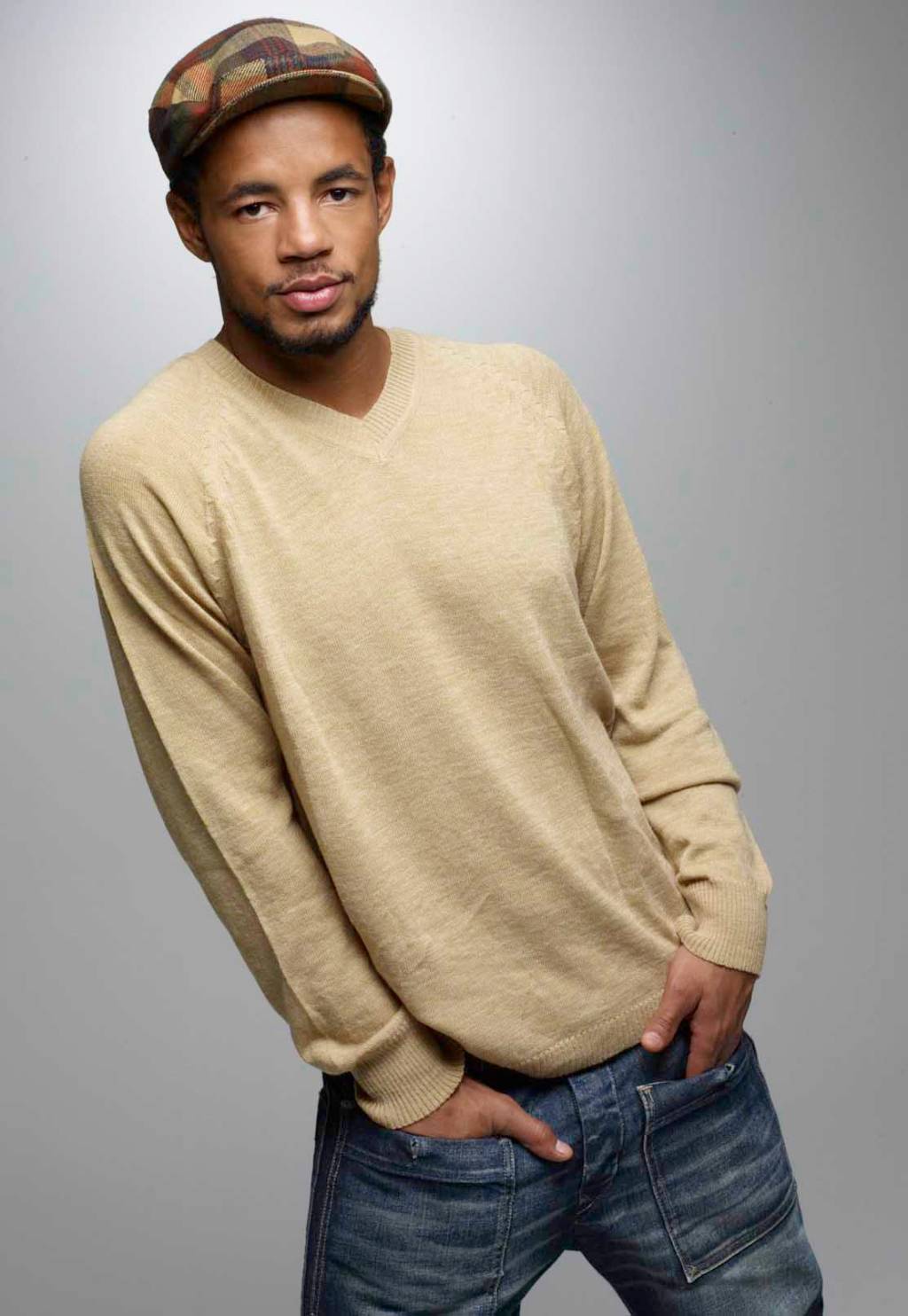 Ator Jonathan Haagensen inaugura tabacaria cultural no Vidigal