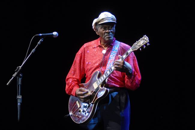 Chuck Berry tocando a sua guitarra Gibson ES-335, em show no Vivo Rio.