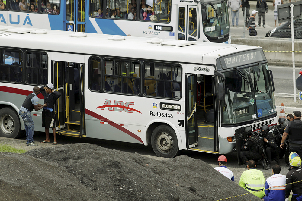 Tentativa de assalto e roubos mostram perigo na Ponte Rio-Niterói