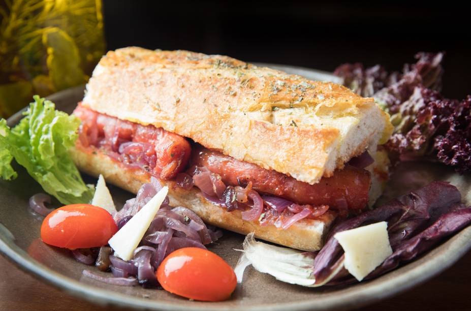 Sugestão do menu de sanduíches, com linguiça, cebola roxa e ketchup artesanal