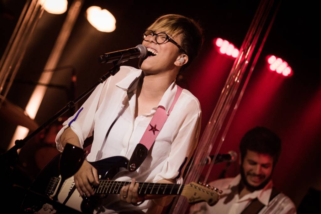 Maria Gadú faz show intimista no Imperator