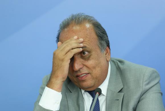 Pezão pede que Forças Armadas patrulhem 103 áreas cidade