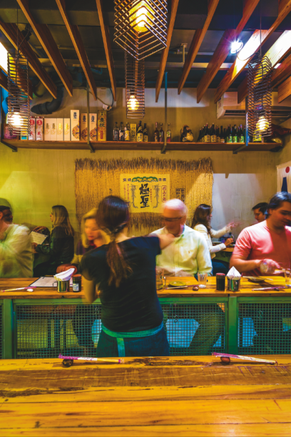 Cozinha caprichada, saquês e clima despojado: fórmula campeã Cozinha caprichada, saquês e clima despojado: fórmula campeã