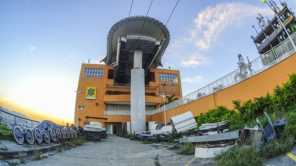 Fechado, teleférico é símbolo do abandono do Complexo do Alemão