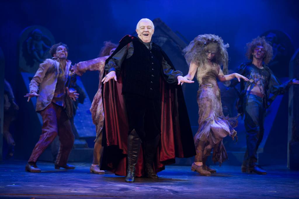 Estrelado por um ótimo Ney Latorraca, “Vamp” traz pouca novidade