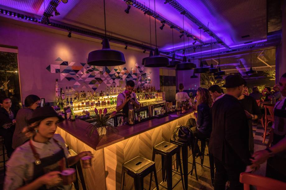 Vizinho: balcão comandando por Jessica Sanchez Vizinho: balcão comandando por Jessica Sanchez