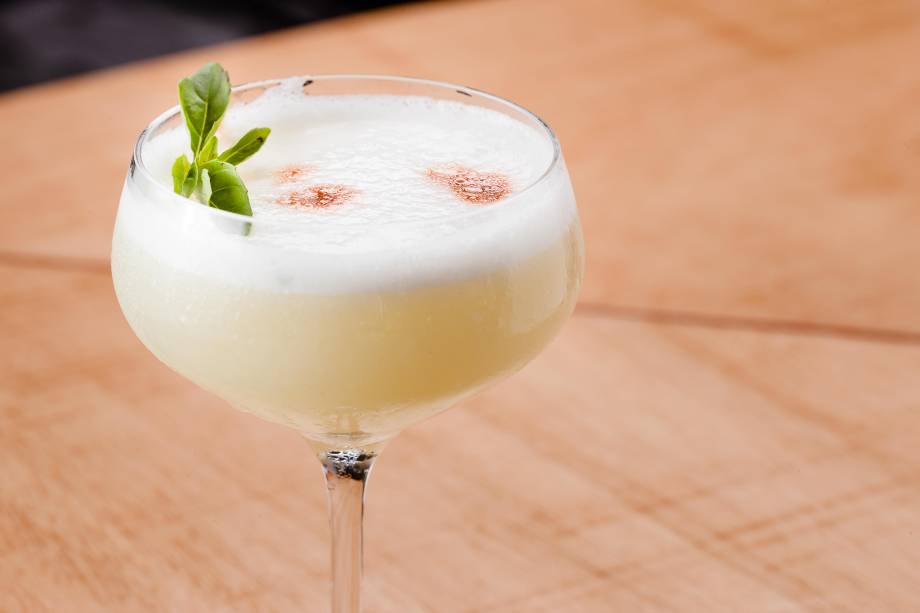 basílico (R$ 29,00): uísque, folhas de manjericão, Angostura e limão basílico (R$ 29,00): uísque, folhas de manjericão, Angostura e limão