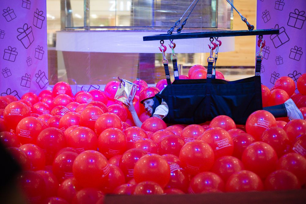 Américas Shopping tem máquina de pegar brindes gigante