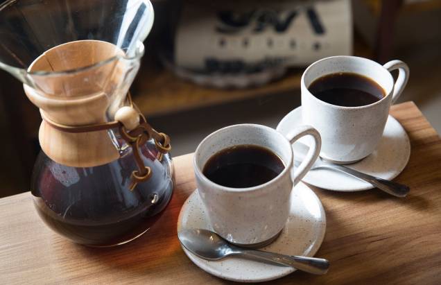 Café coado na Chemex: seis doses Café coado na Chemex: seis doses