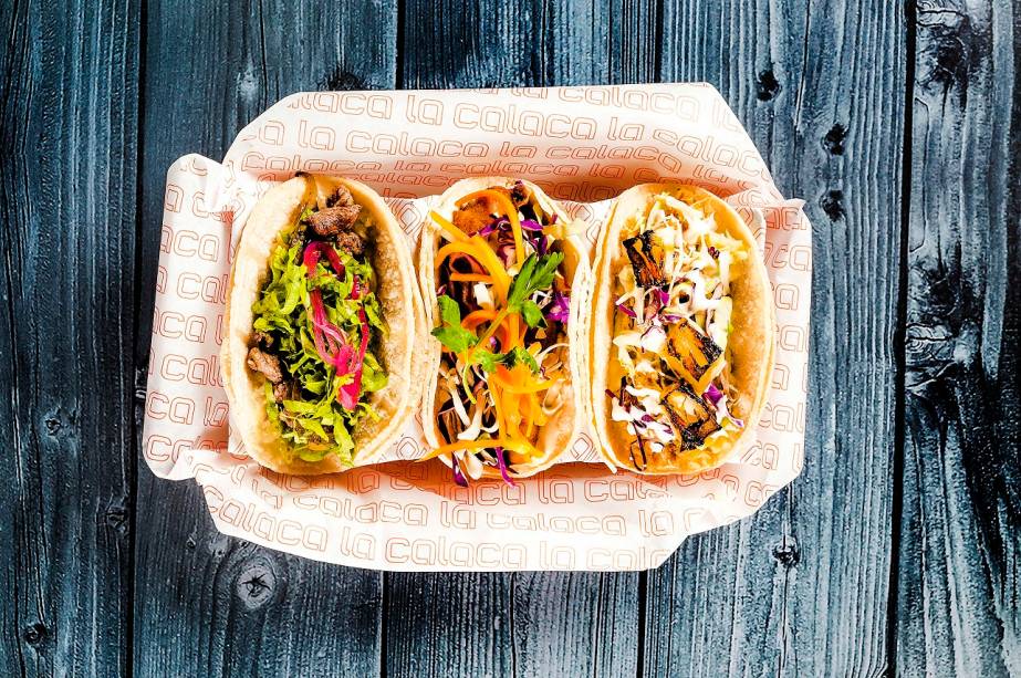 Os tacos chegam em diversos recheios, em porções de duas ou três unidades