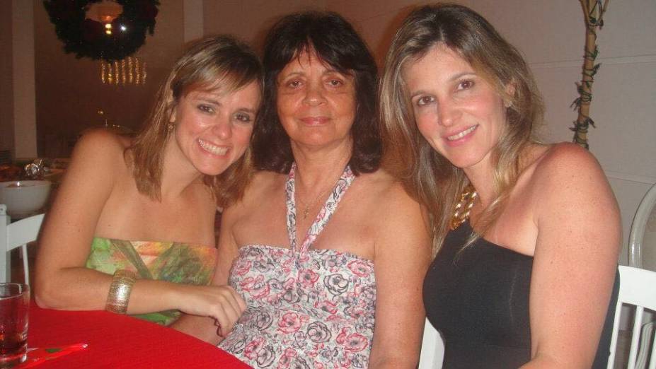 Josefina ladeada pela filha e por Verussa (abaixo): lembranças de tempos felizes Josefina ladeada pela filha e por Verussa (abaixo): lembranças de tempos felizes