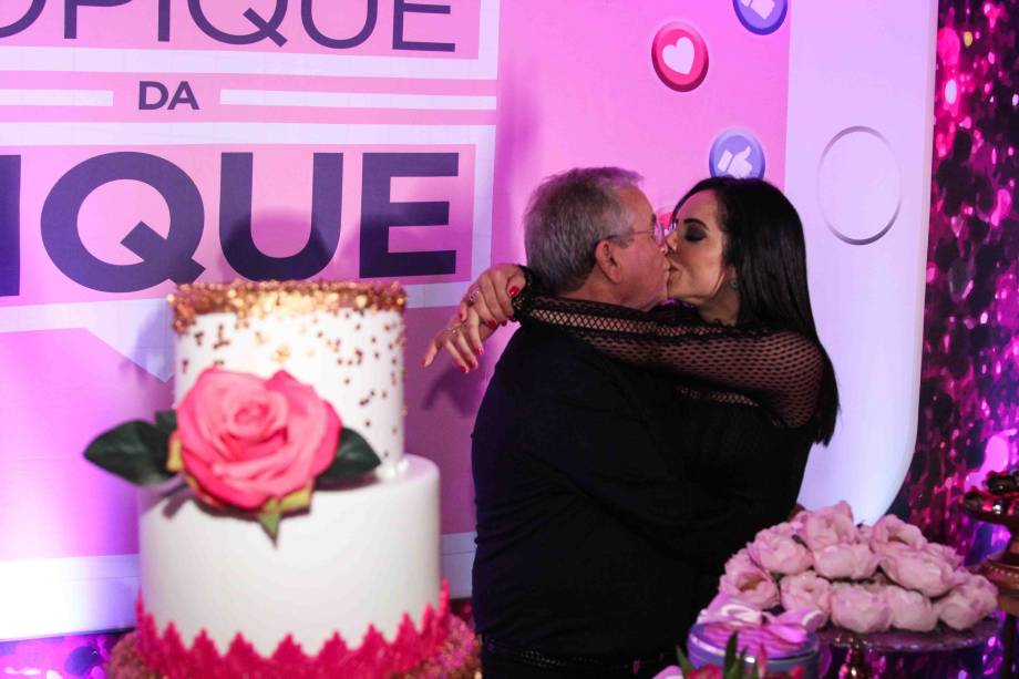 Monique Elias, dona de um canal de vídeos na internet e com quem o empresário já tem dois filhos: o estopim da crise Monique Elias, dona de um canal de vídeos na internet e com quem o empresário já tem dois filhos: o estopim da crise