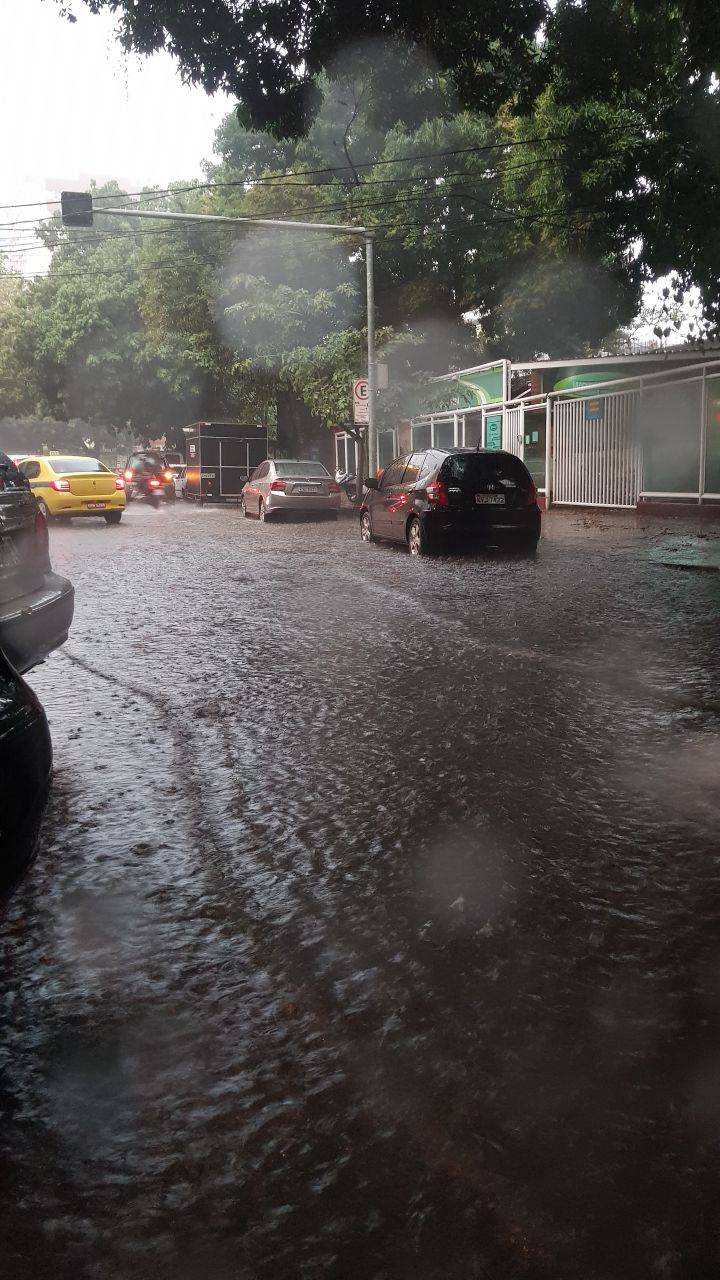 Rio tem recorde de chuva em junho e inundações em 15 bairros