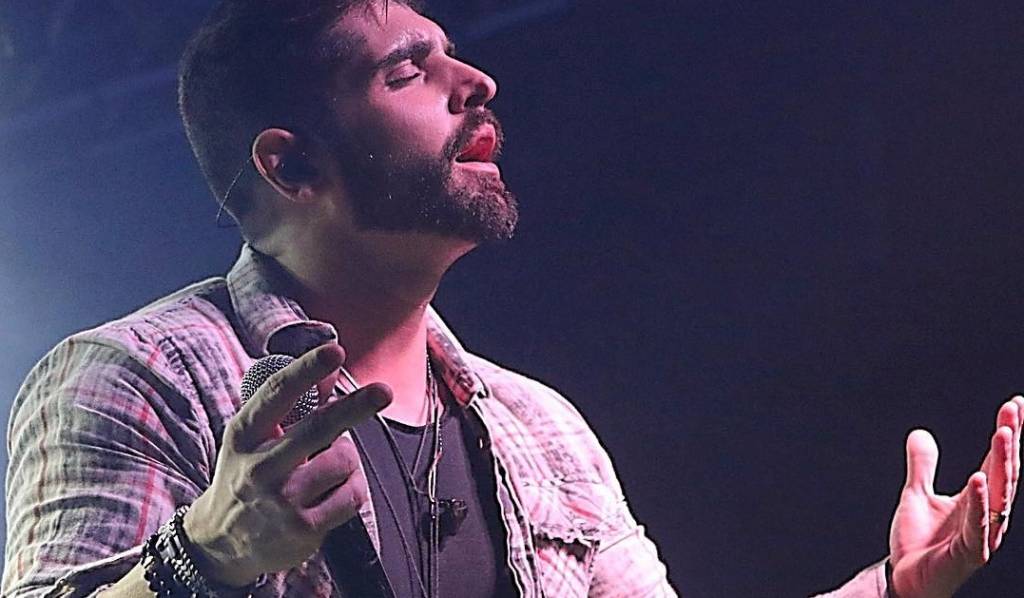 Carro do cantor João Gabriel é alvejado na Washington Luiz