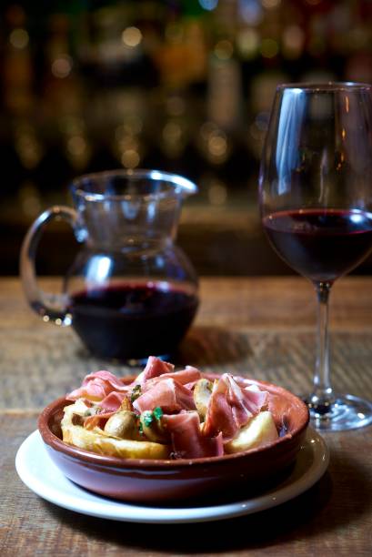 Cogumelos-de-paris salteados no vinho branco com fatias de jamón serrano (R$ 37,00) e piché de vinho Cogumelos-de-paris salteados no vinho branco com fatias de jamón serrano (R$ 37,00) e piché de vinho