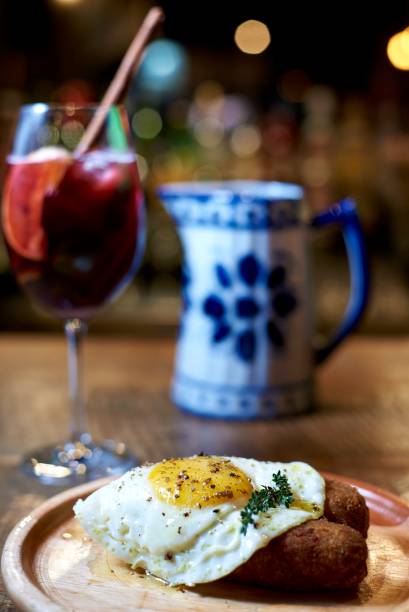 Alheira com ovo frito (R$ 50,00) e sangria Alheira com ovo frito (R$ 50,00) e sangria