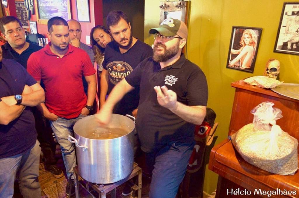 Leonardo Botto ministra curso de produção de cervejas artesanais