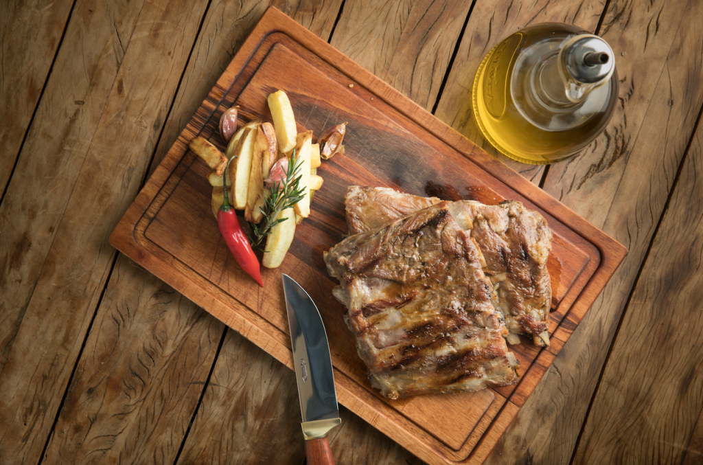 Costilla com batata rústica e molho roti – Pobre Juan