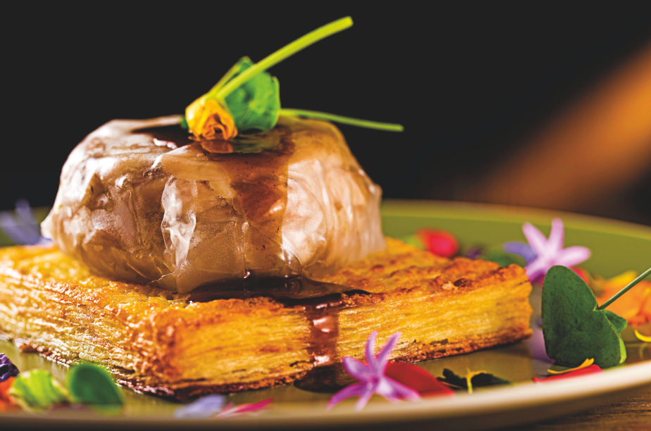 Bochecha suína no papel de arroz sobre raízes: R$ 42,00 Bochecha suína no papel de arroz sobre raízes: R$ 42,00