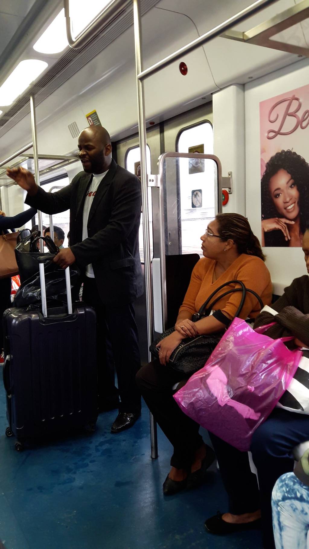 Lutador vende escovas em inglês no trem para bancar viagem a EUA