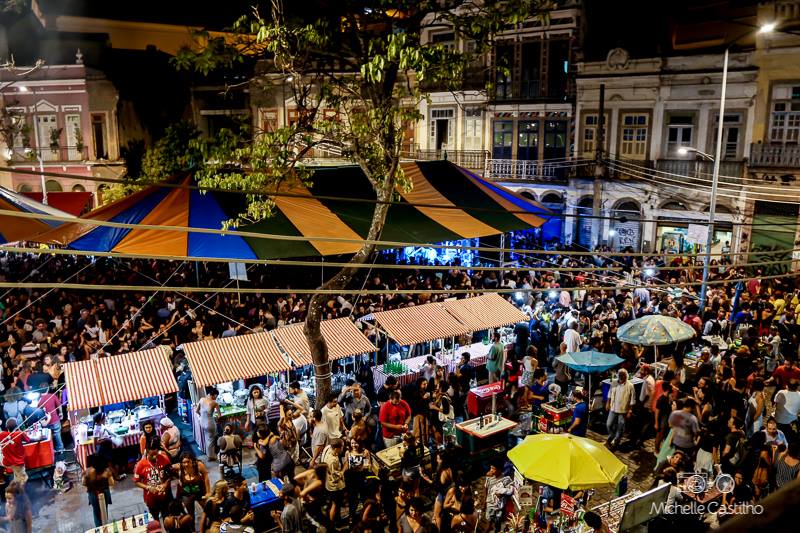 Festa na rua comemora 50 anos do movimento tropicalista