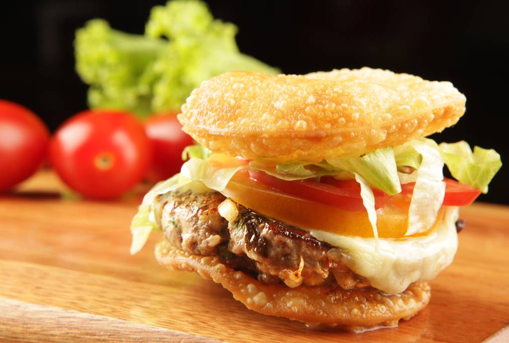 Void de Botafogo recebe hambúrguer de pastel do Bar do Adão