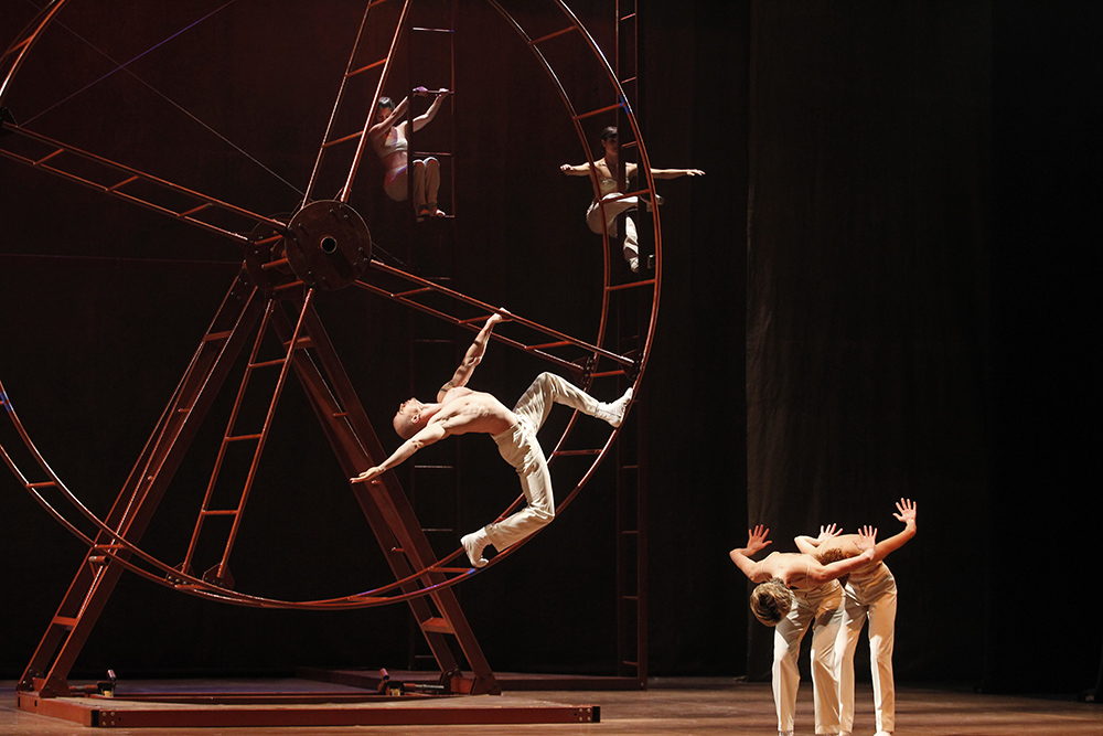 Deborah Colker apresenta dois grandes sucessos de seu repertório