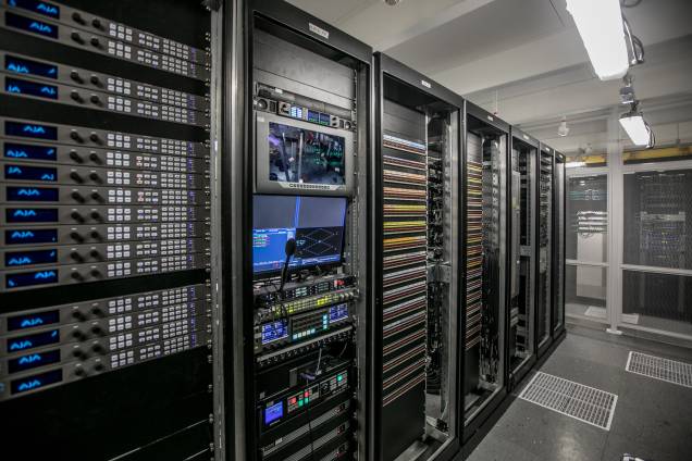 Sala de servidores no YouTube Space: está tudo conectado via wi-fi Sala de servidores no YouTube Space: está tudo conectado via wi-fi